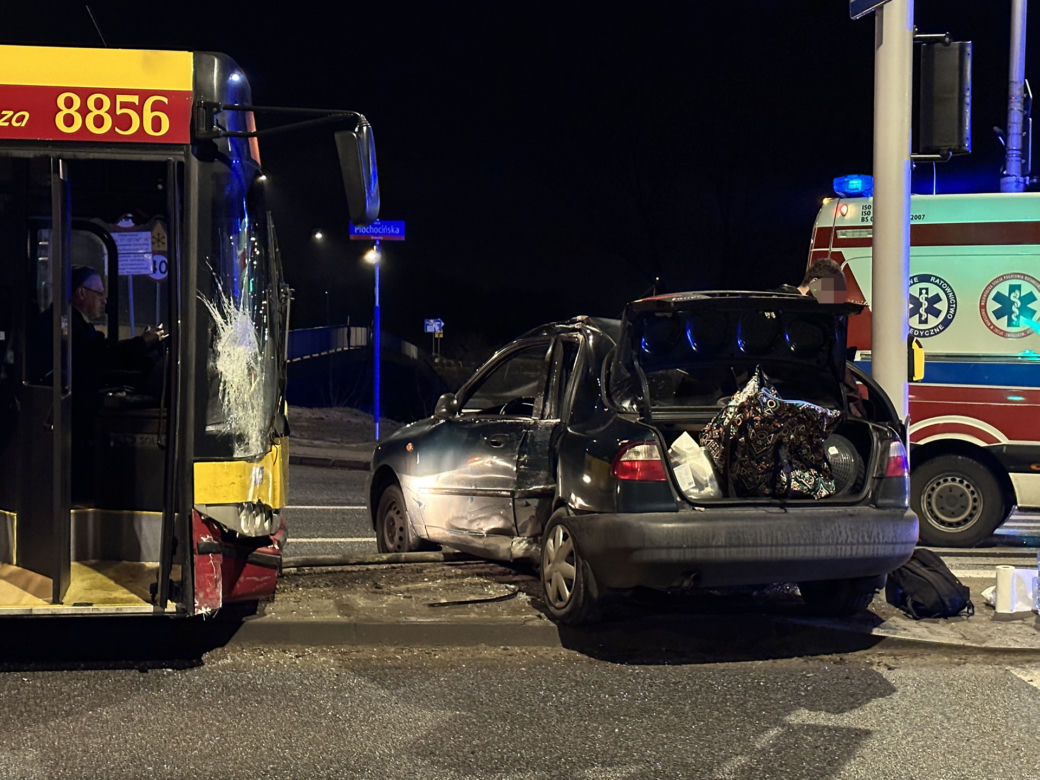 Autobus przeciągnął Lanosa kilkadziesiąt metrów. Poważny wypadek na Białołęce