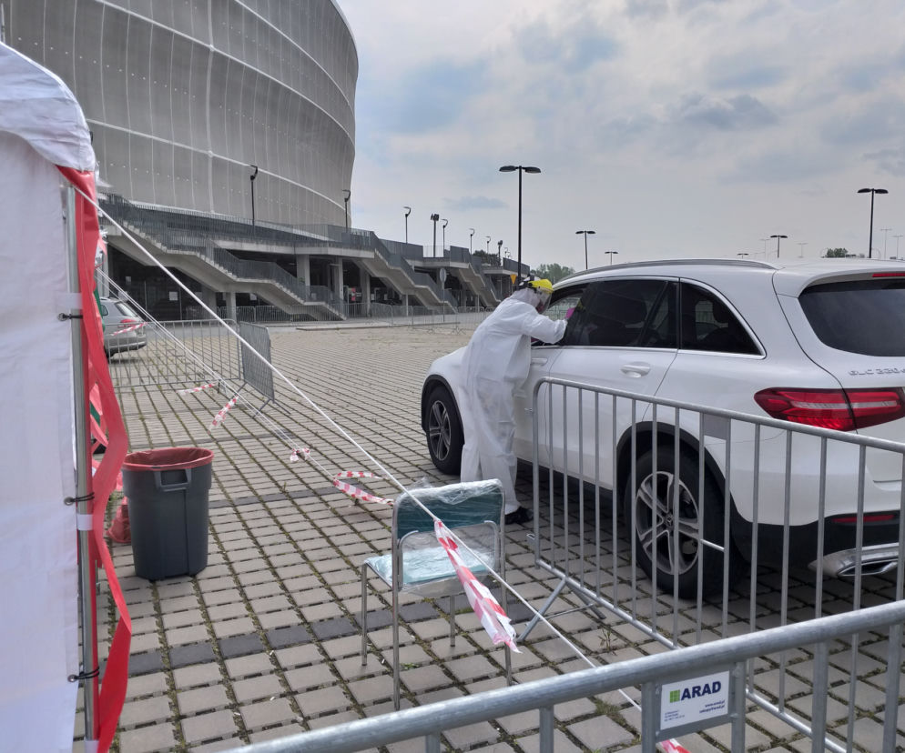 Mobilny punkt badań na obecność koronawirusa na Stadionie Wrocław