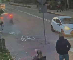 Wjechał na chodnik, minął dziecko i runął z wiaduktu. Nagranie mrozi krew w żyłach!