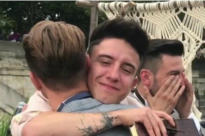Dawid Kwiatkowski płacze podczas przemowy na ślubie brata