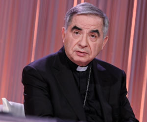 Watykański sąd nakazł powtórzenie procesu kard. Angelo Becciu
