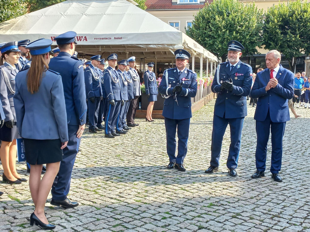 Trwają obchody Święta Policji w Lesznie. Świętują policjanci i policjantki