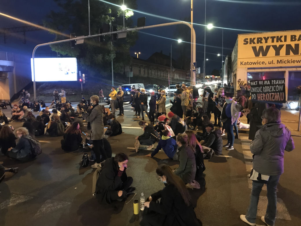 Protest kobiet w Katowicach! Karetka na sygnale jechała wprost na uczestników