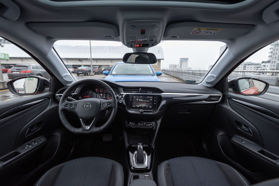 Peugeot 208 Allure vs Opel Corsa Elegance