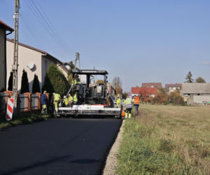 Wjechał pługiem na świeży asfalt i go zaorał. Teraz drogi pilnowały służby