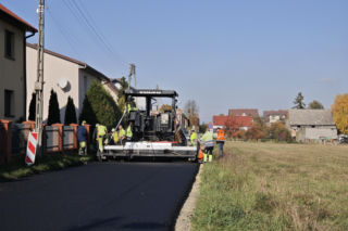 Wjechał pługiem na świeży asfalt i go zaorał. Teraz drogi pilnowały służby