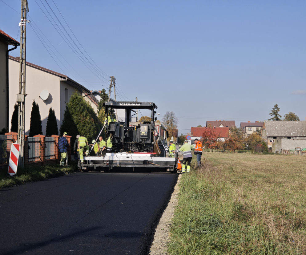 Drogowcy kładący nowy asfalt na ulicy Rybackiej w Gliwicach przy użyciu ciężkiej maszyny. O szczegółach przeczytasz na SE.