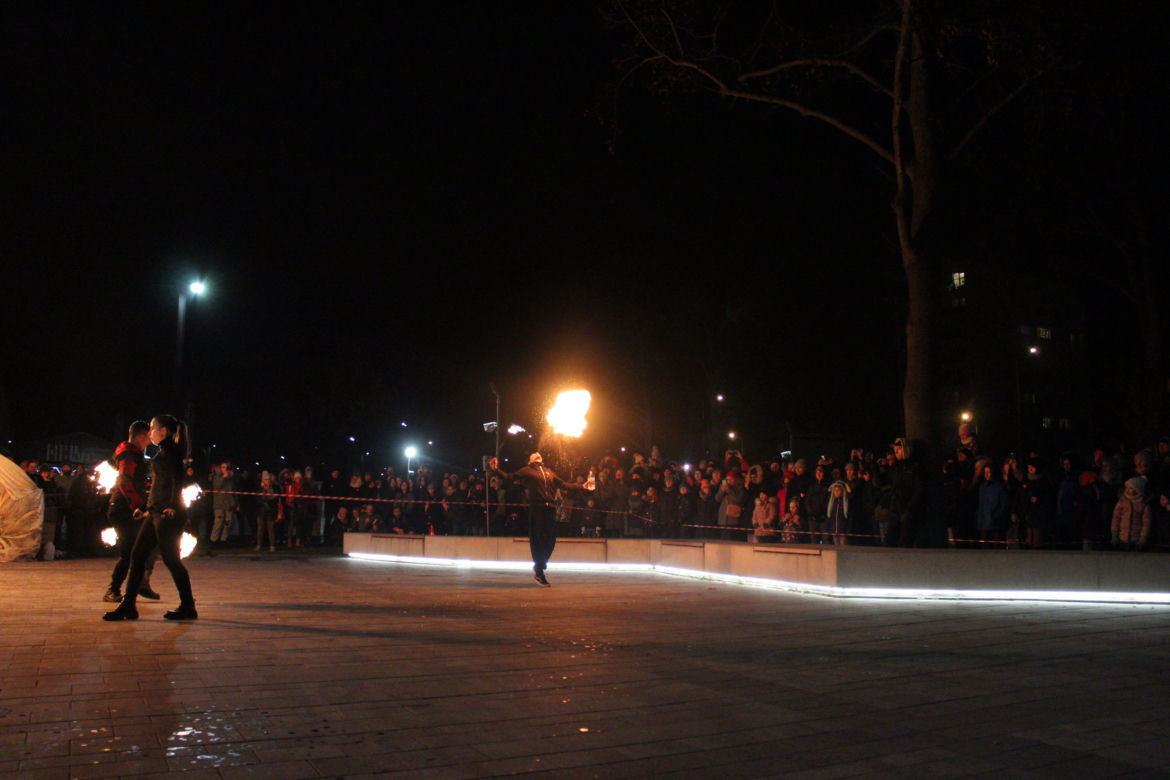 WOŚP 2023 w Krakowie: Fire Show w Nowej Hucie w wykonaniu grupy Spontan Fire