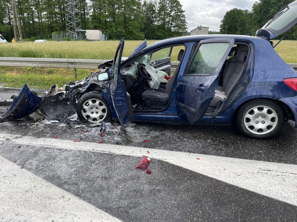 Koszmarny wypadek pod Pułtuskiem. 25-latkę zabrał śmigłowiec. jej peugeot huknął w tira [ZDJĘCIA]
