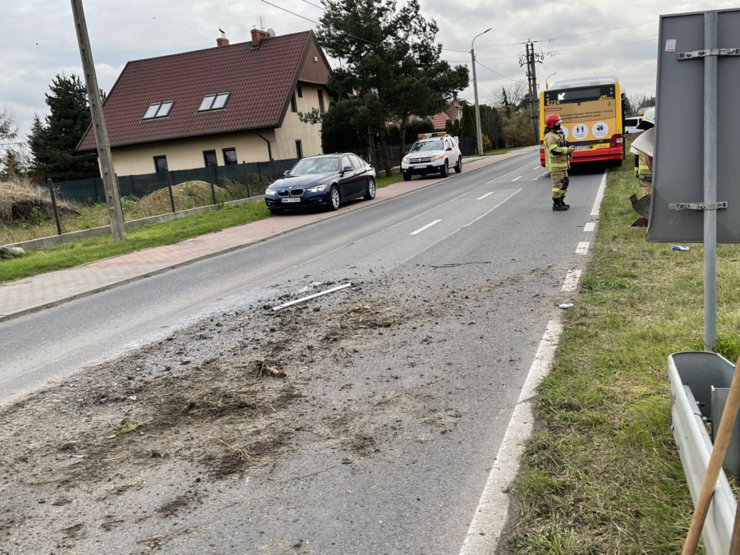 Horror pod Warszawą. Traktor wbił się w autobus z ludźmi! 