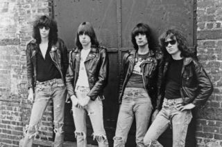 Phil Spector sterroryzował The Ramones w studiu. Pistolety i psychiczny koszmar podczas nagrywania płyty.