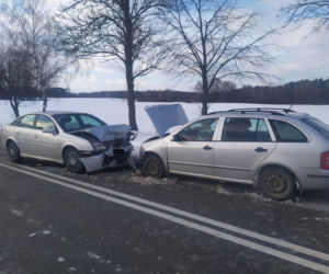 Wypadek na DK 59. Cztery osoby trafiły do szpitala. Droga była całkowicie zablokowana [FOTO]