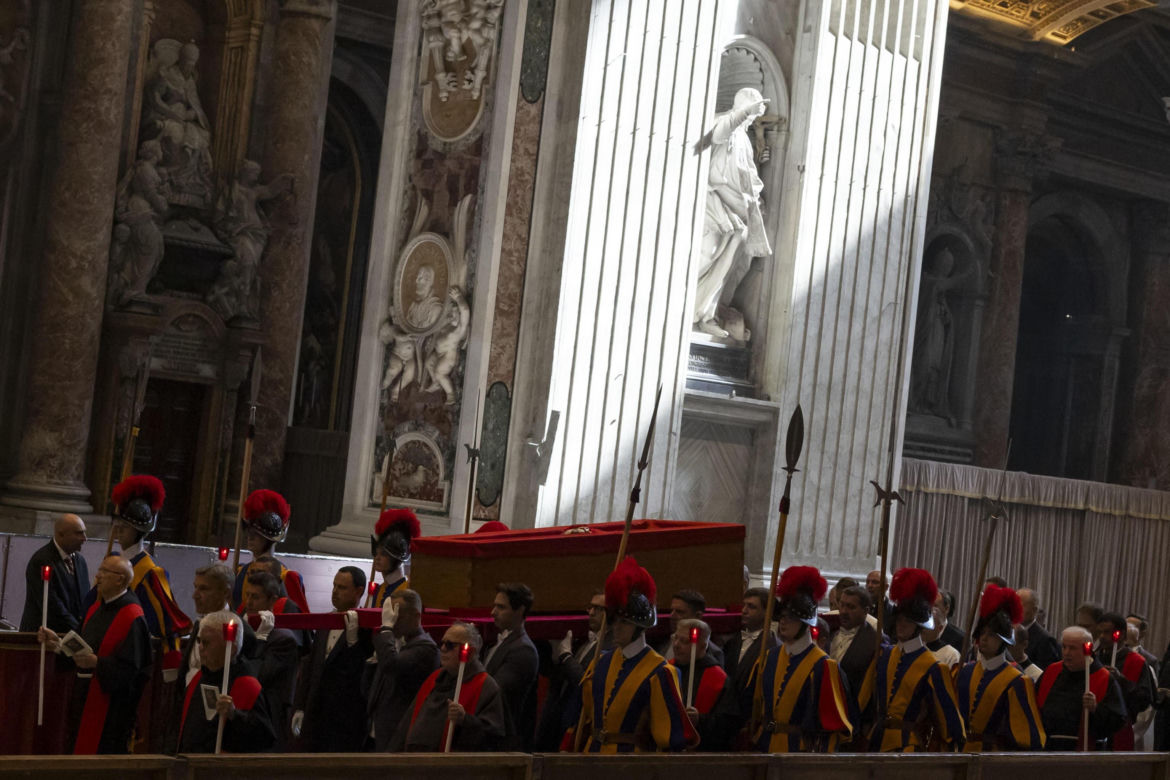 Trumna z ciałem papieża Franciszka przeniesiona w procesji do bazyliki Św. Piotra