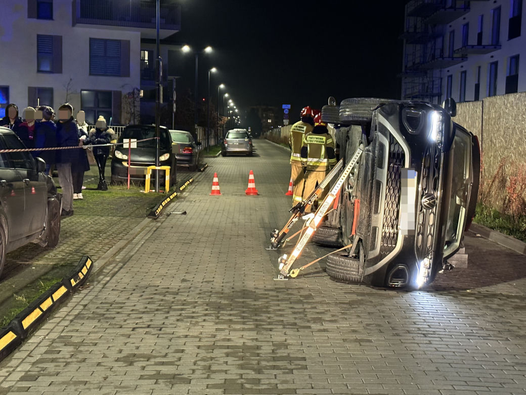 Pijana policjantka wiozła autem dzieci. Jej samochód wylądował na boku. Funkcjonariuszka została zawieszona