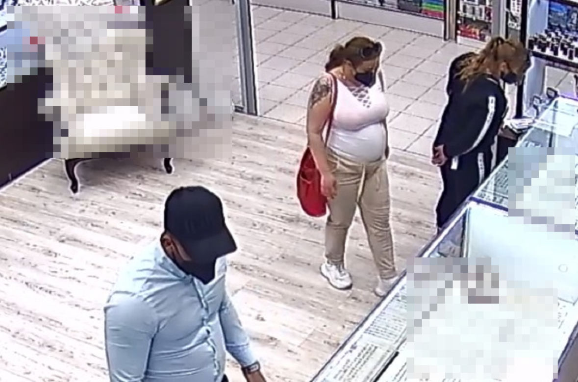 Kradzież plecaka we Włocławku! Rozpoznajesz te osoby? Zgłoś się na policję 