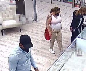 Kradzież plecaka we Włocławku! Rozpoznajesz te osoby? Zgłoś się na policję 