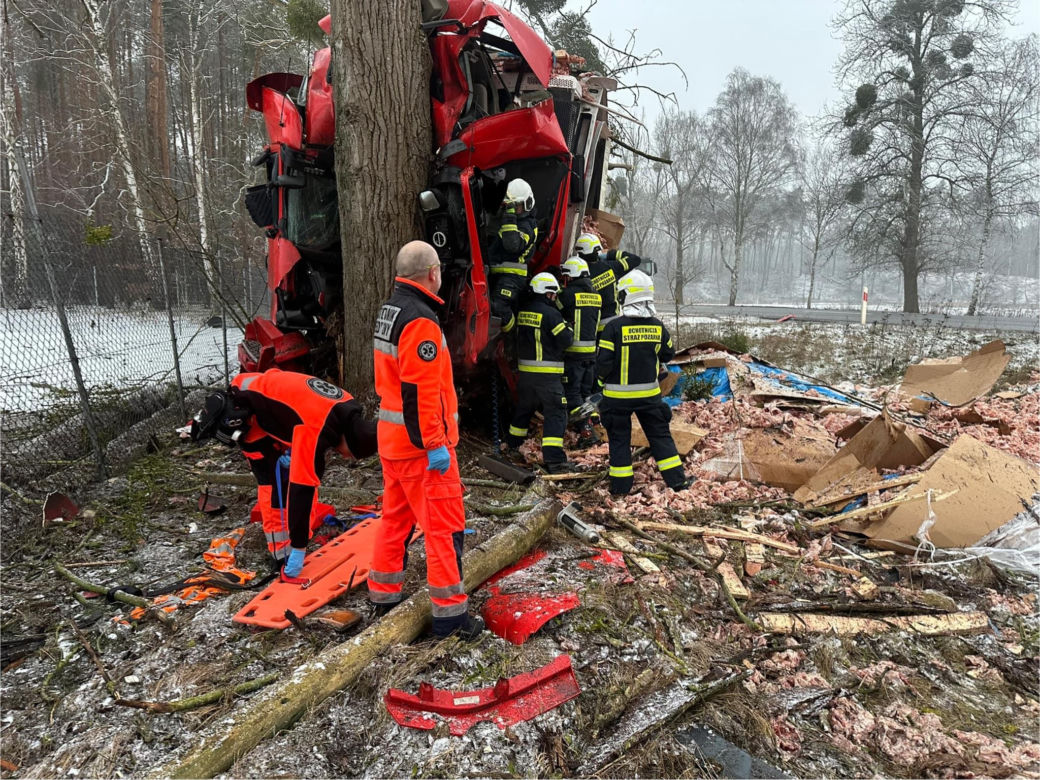Koszmarny wypadek na DK 10 w Makowiskach pod Bydgoszczą! Ranny kierowca w szpitalu [ZDJĘCIA]
