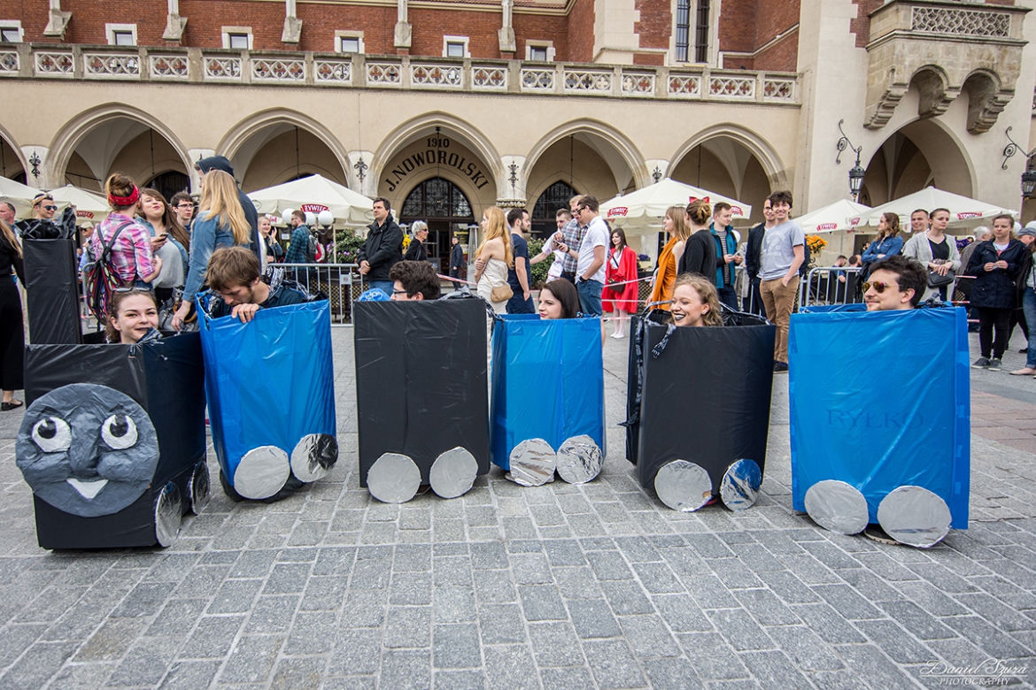 Korowód juwenaliowy na krakowski Rynek: Studenci świętują! [ZDJĘCIA]