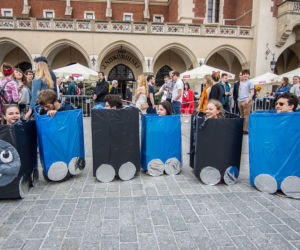 Korowód juwenaliowy na krakowski Rynek: Studenci świętują! [ZDJĘCIA]
