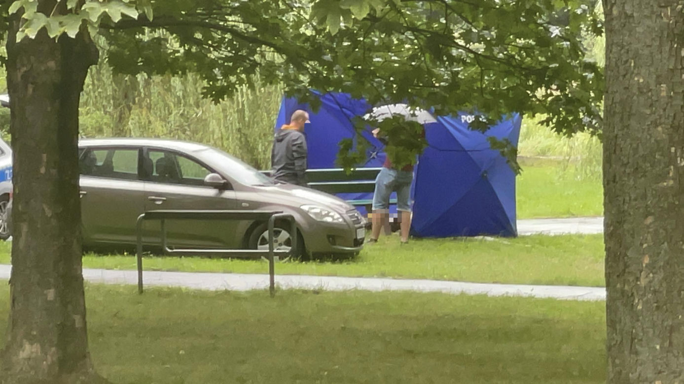 Leżał na ławce bez oznak życia. Ratunek przyszedł za późno