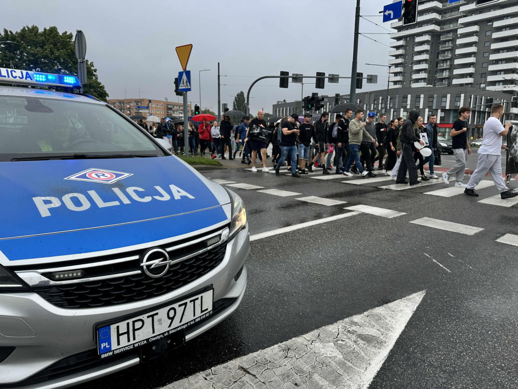 Setki osób upamiętniły Oliwiera. 20-latek zmarł po interwencji policji. "Zabili go jak zwierzę"
