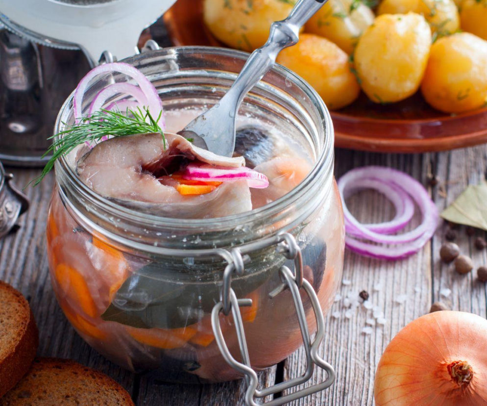 Duńczycy mają świetny przepis na śledzie. Dzięki nietypowej zalewie smakują wybornie 