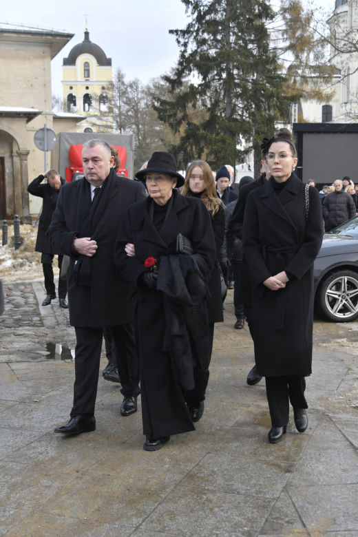 Bożena Walter w żałobnej czerni po śmierci męża. Tak wyglądali z Mariuszem Walterem