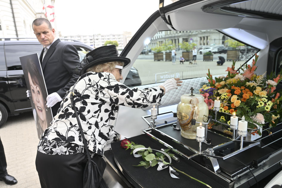 Pogrzeb Igi Cembrzyńskiej. Tłum gwiazd oddaje hołd wielkiej artystce