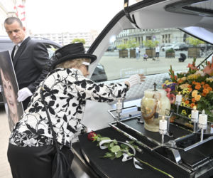 Pogrzeb Igi Cembrzyńskiej. Tłum gwiazd oddaje hołd wielkiej artystce