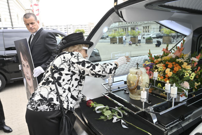 Pogrzeb Igi Cembrzyńskiej. Tłum gwiazd oddaje hołd wielkiej artystce