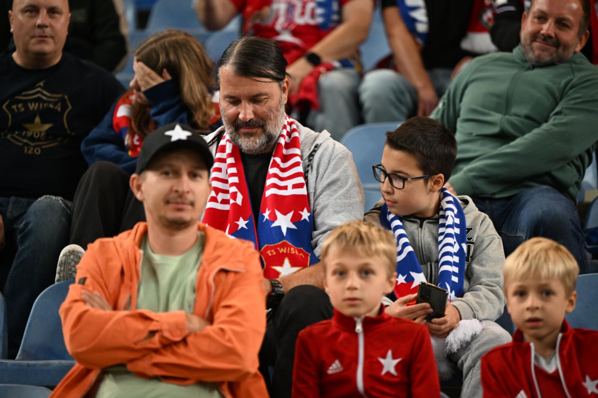 Tak kibice Wisły Kraków bawili się na trybunach. Znajdź się na zdjęciach