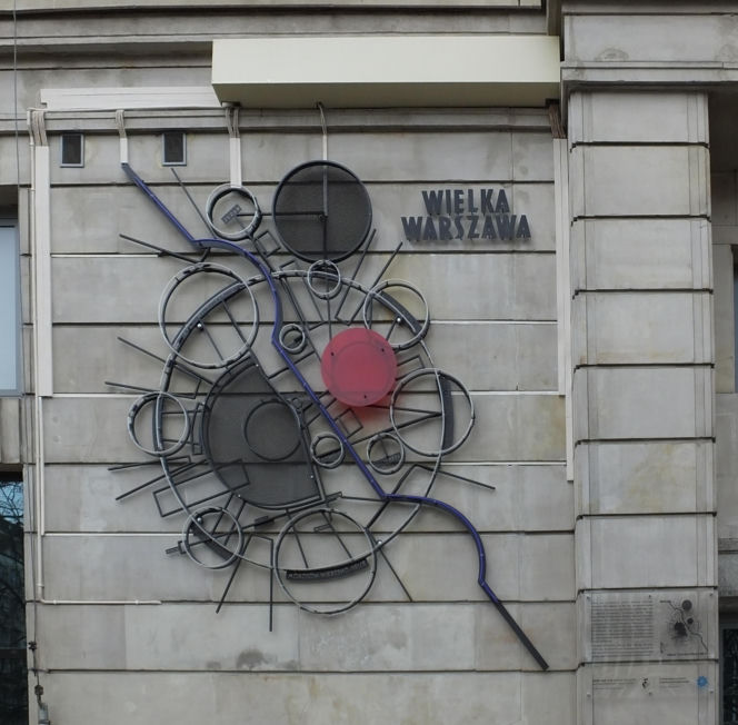 Neon Wielka Warszawa na budynku przy ul. Marszałkowskiej 77/79 w Warszawie