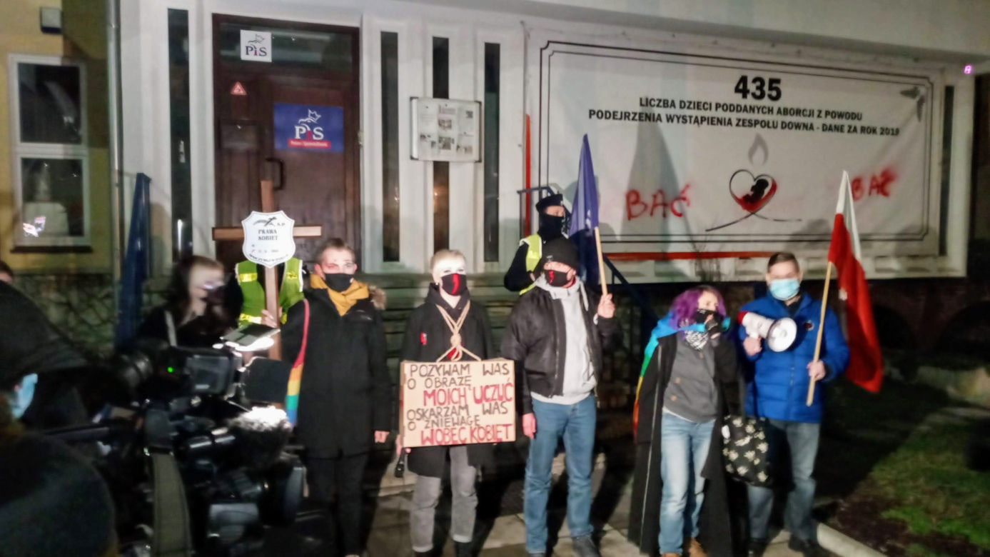 Strajk Kobiet w Szczecinie: Manifestacja pod siedzibą PiS - 27 stycznia 2021 r.