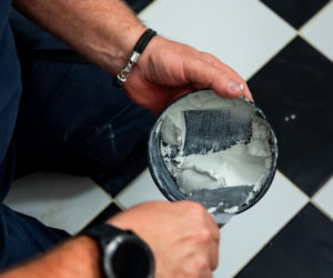 Jak poprawnie usunąć starą fugę i silikon oraz nałożyć nowy? Murator Remontuje