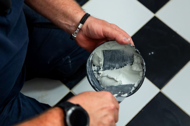 Jak poprawnie usunąć starą fugę i silikon oraz nałożyć nowy? Murator Remontuje