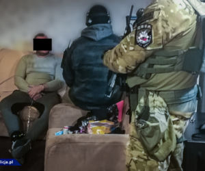Rozbito gang narkotykowy. Wśród zatrzymanych pseudokibice z Poznania