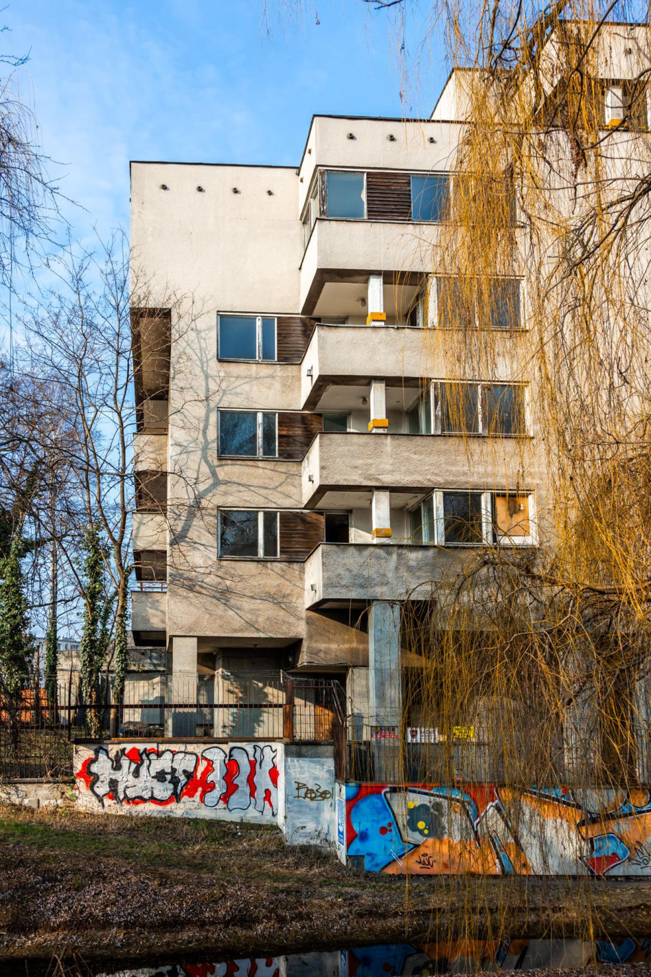 Szpiegowo, blok na Sobieskiego 100 w Warszawie