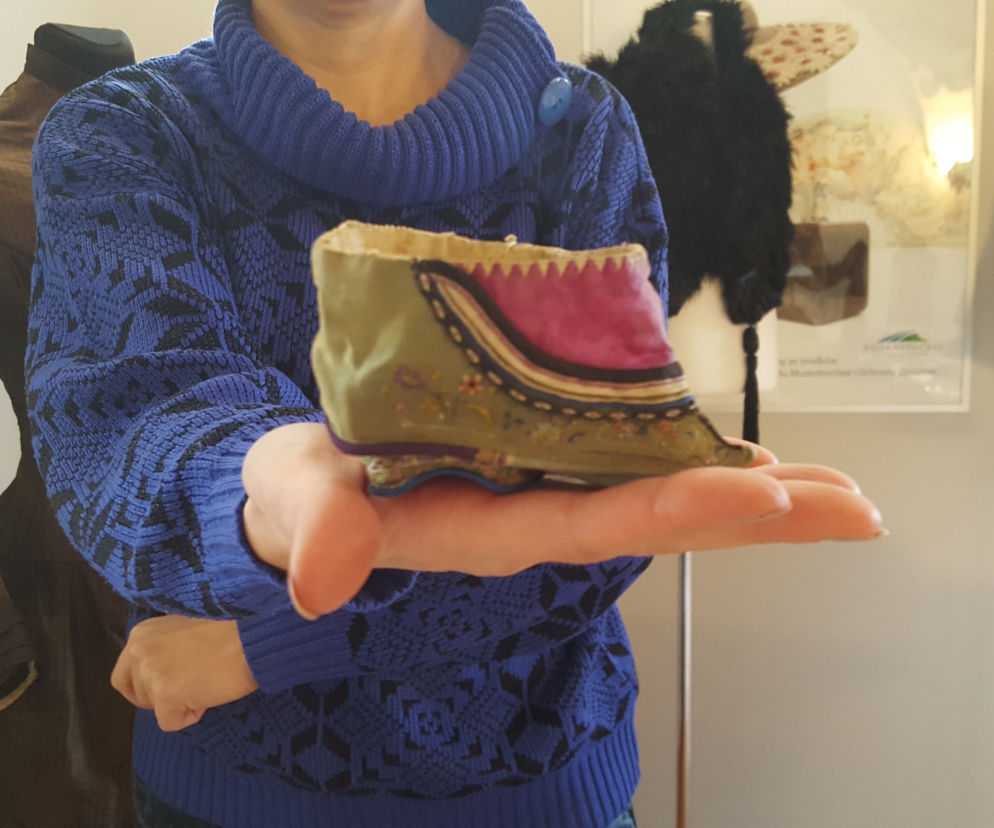 Buty do stóp lotosowych, wachlarze, gorsety i szkła toaletowe! Muzeum Okręgowe w Rzeszowie kupiło nowe eksponaty! [WIDEO, FOTO]