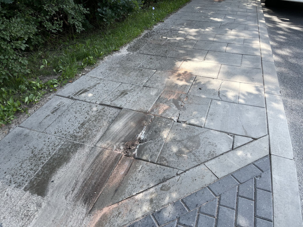 Znany tiktoker cudem uniknął śmierci! Jego motocykl sunął 100 metrów po chodniku