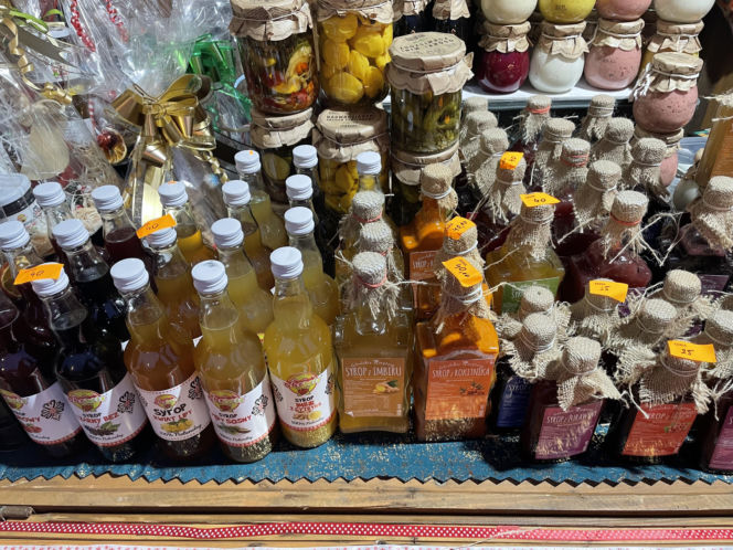 Pokémony, różowe gofry i zaskakujące różnice w cenach. Porównaliśmy łódzkie jarmarki