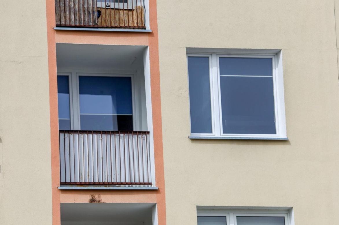 Emerytowany żołnierz wypchnął żonę z balkonu. Sąd nie miał litości!