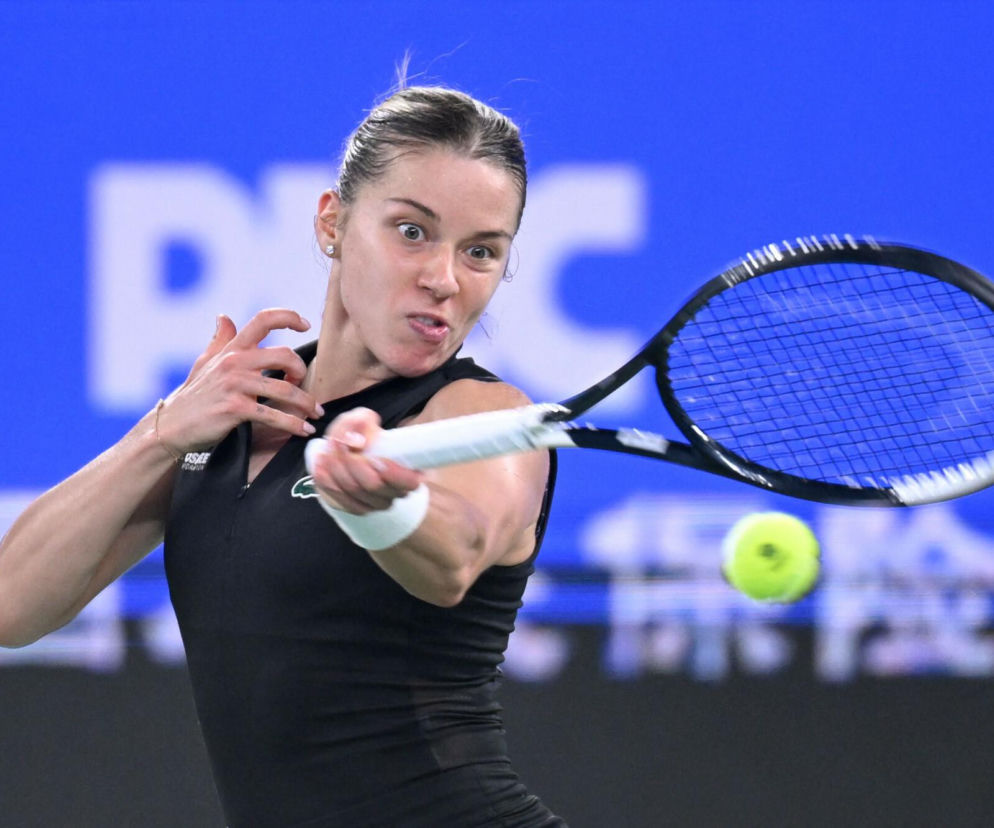 Skupiona Maja Chwalińska uderza rakietą w piłkę tenisową. O finale WTA w Wuhan przeczytasz na SE Supersport.