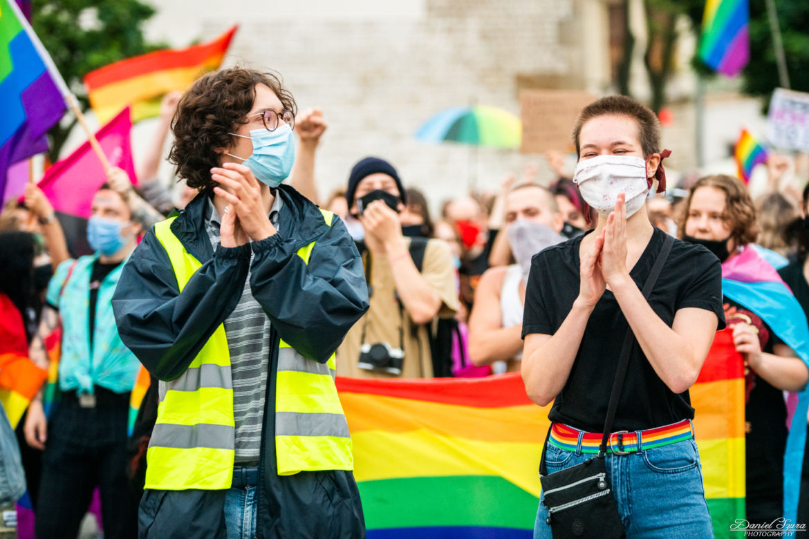 Demonstracja LGBT i narodowców na krakowskim Rynku