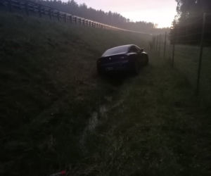 Zasnął jadąc trasą S7 i wyleciał z drogi