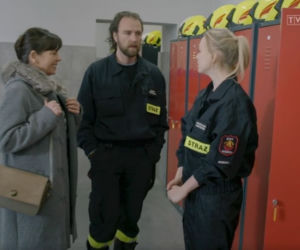 Remiza odcinek 7. Magda (Sylwia Drzycimska), Robert (Ziemowit Wasielewski), sołtysowa Grażynka ( Małgorzata Then-Stępień)