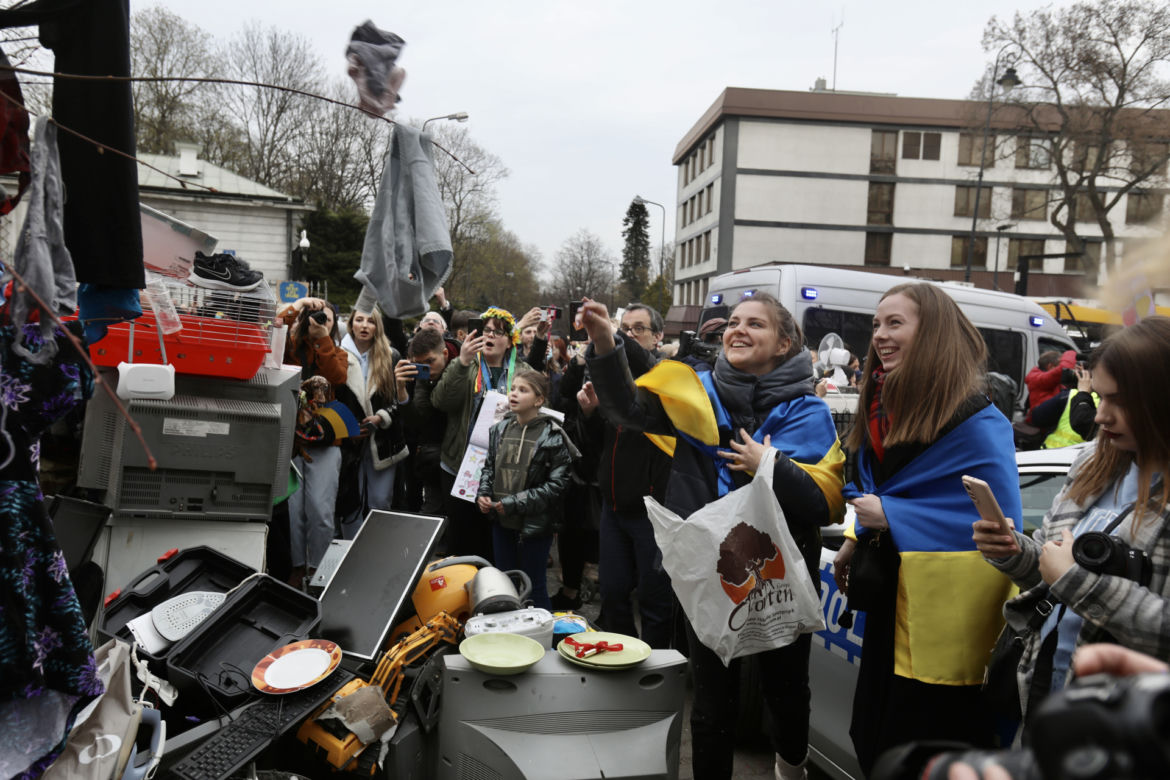 Zarzucili ambasadę gratami. Niecodzienna akcja na Belwederskiej