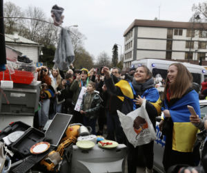 Zarzucili ambasadę gratami. Niecodzienna akcja na Belwederskiej