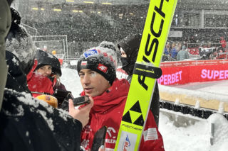Kamil Stoch pocieszany przez żonę. Popłakał się po ostatnim skoku w Zakopanem. Wzruszający obrazek