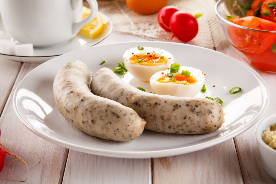 Biała kiełbasa gotowana - jak prawidłowo ugotować białą kiełbasę?