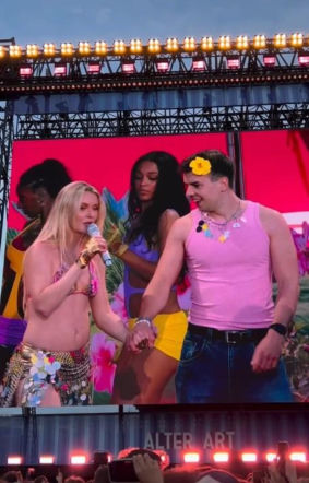 Radny z Konina na scenie z Zara Larsson